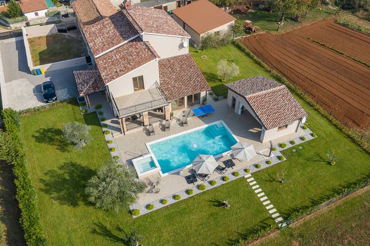 Villa pour 13 personnes, avec Piscine à Loborika