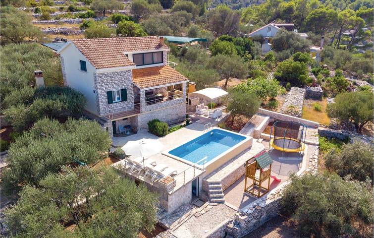 Relaxing 2.5km from Beach: Spacious Apartment with Pool & Terrace in Vela Luka, Korcula