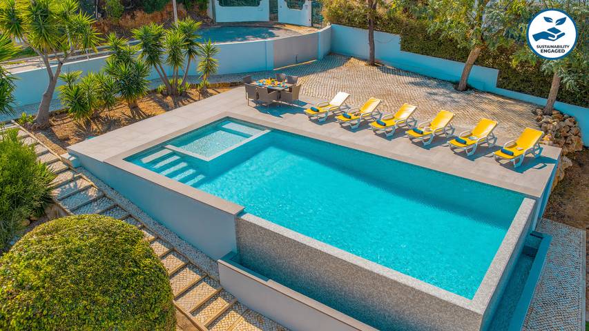 Villa for 10 people, with terrace and garden in Alvor