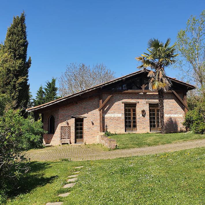 Gîte pour 6 personnes, avec piscine ainsi que jardin et terrasse à Saint-Loube