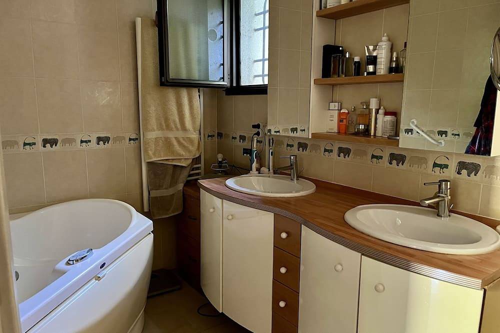 Magnifique villa climatisée dans le luxueux domaine des hauts de Vaugrenier. in Villeneuve-Loubet, Côte méditerranéenne (France)
