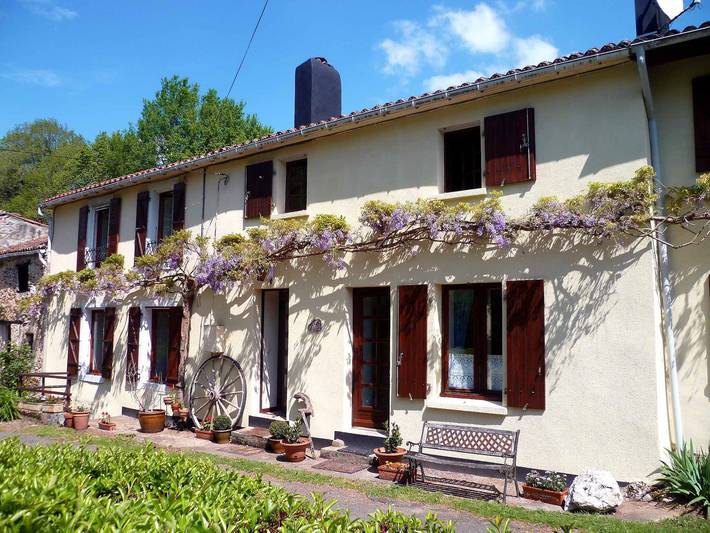 Gîte pour 8 personnes, avec piscine, adapté aux familles à Vernoux-en-Gâtine