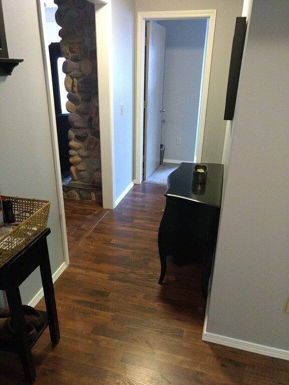 Haus am See mit Whirlpool, Dock, tolle Aussicht aus dem Wohnzimmer und Schlafzimmer in Flathead Nationalwald