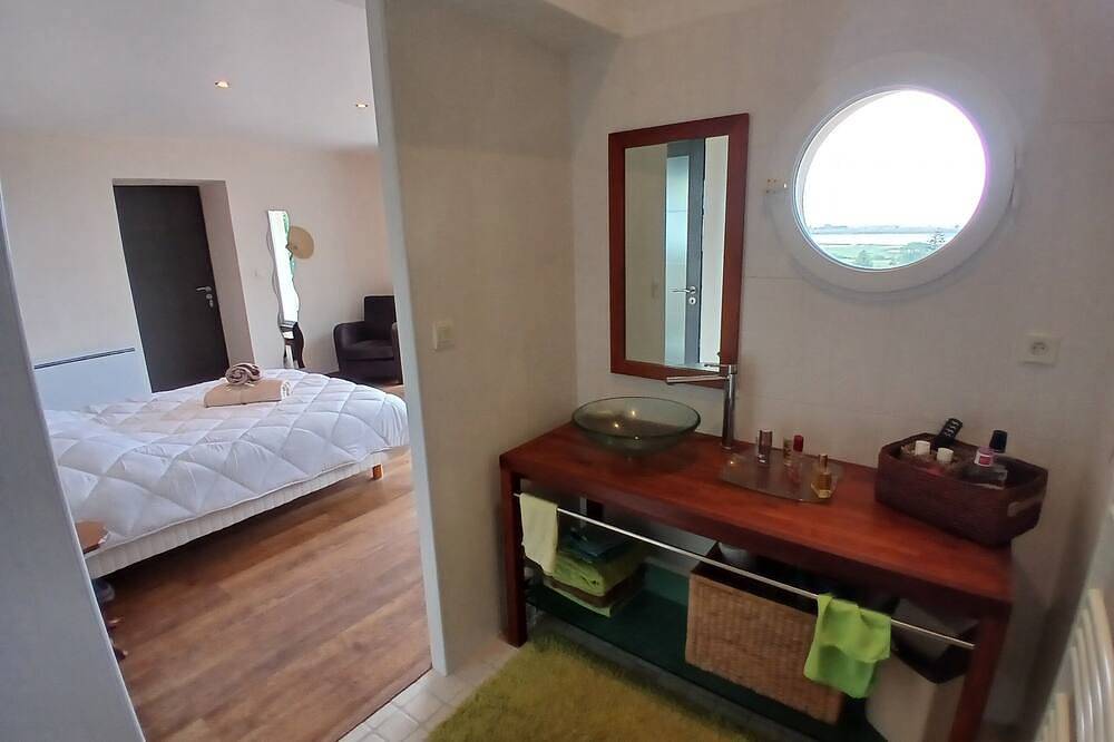 Villa Natura, jacuzzi and panoramic view of the bay and sea. in Sallenelles, Caen und Umgebung