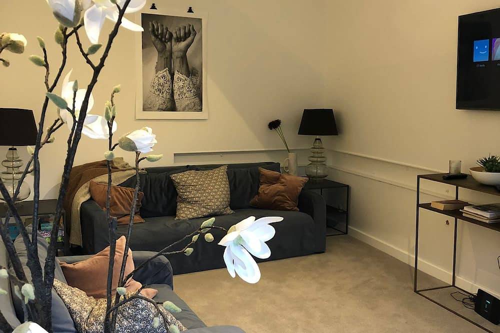 Luxury spacious detached house in heart of city centre with parking in Chichester, West Sussex