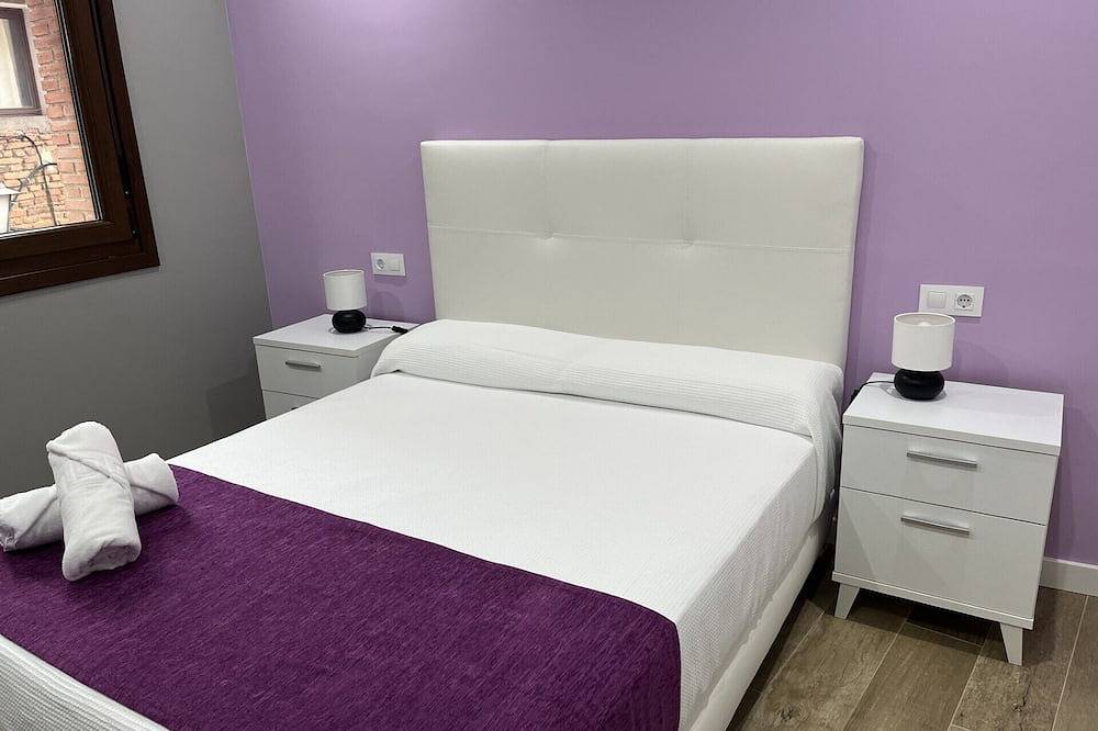 En el Centro del Pueblo. Esta Decorada en Estilo Moderno y es Totalmente Nueva in Mombeltrán, Valle del Tiétar
