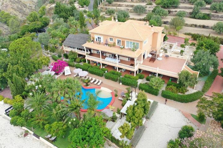 Hotel para 19 personas, con jardín además de piscina y vistas - 1