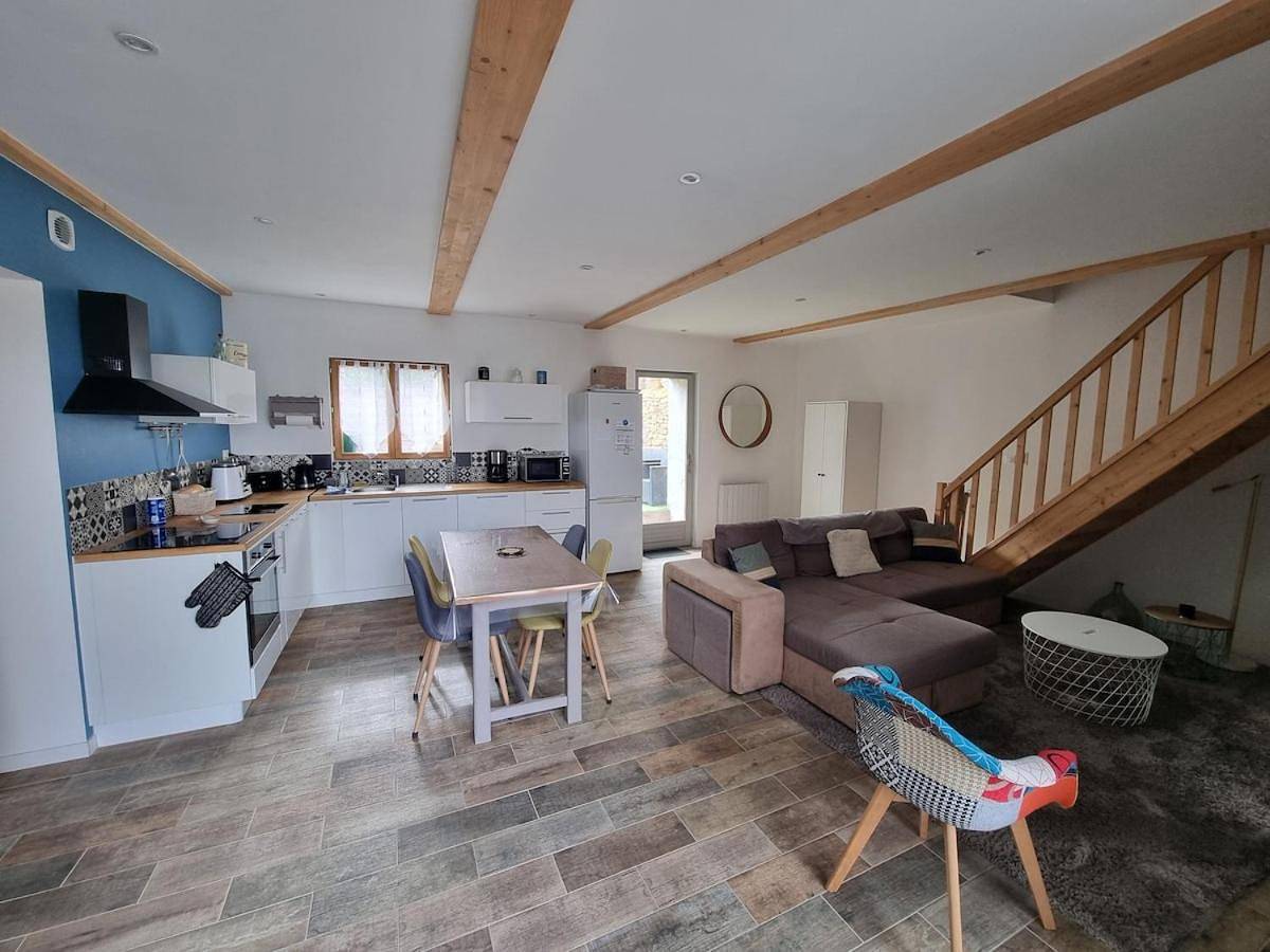 Appartement entier, Apartment with Terrace in Hières-sur-Amby, Région de La Tour-du-Pin