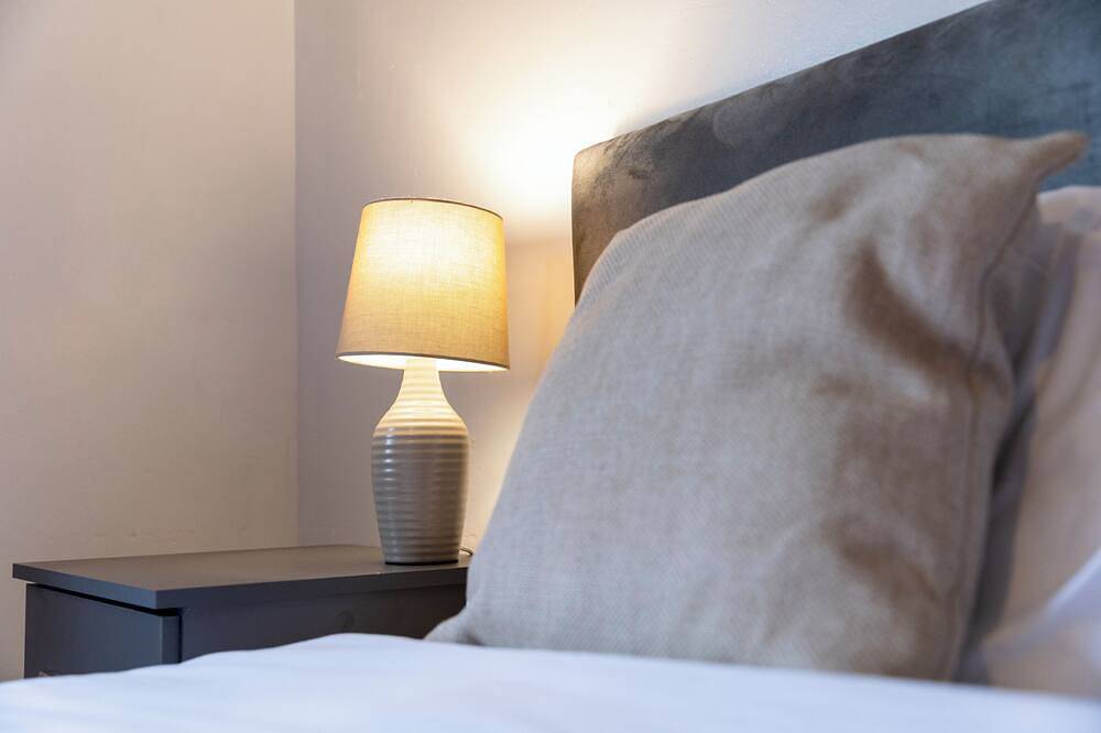 Modern Home, Ideal for Contractors, Sleeps 10! in Stoke-on-Trent, Midlands