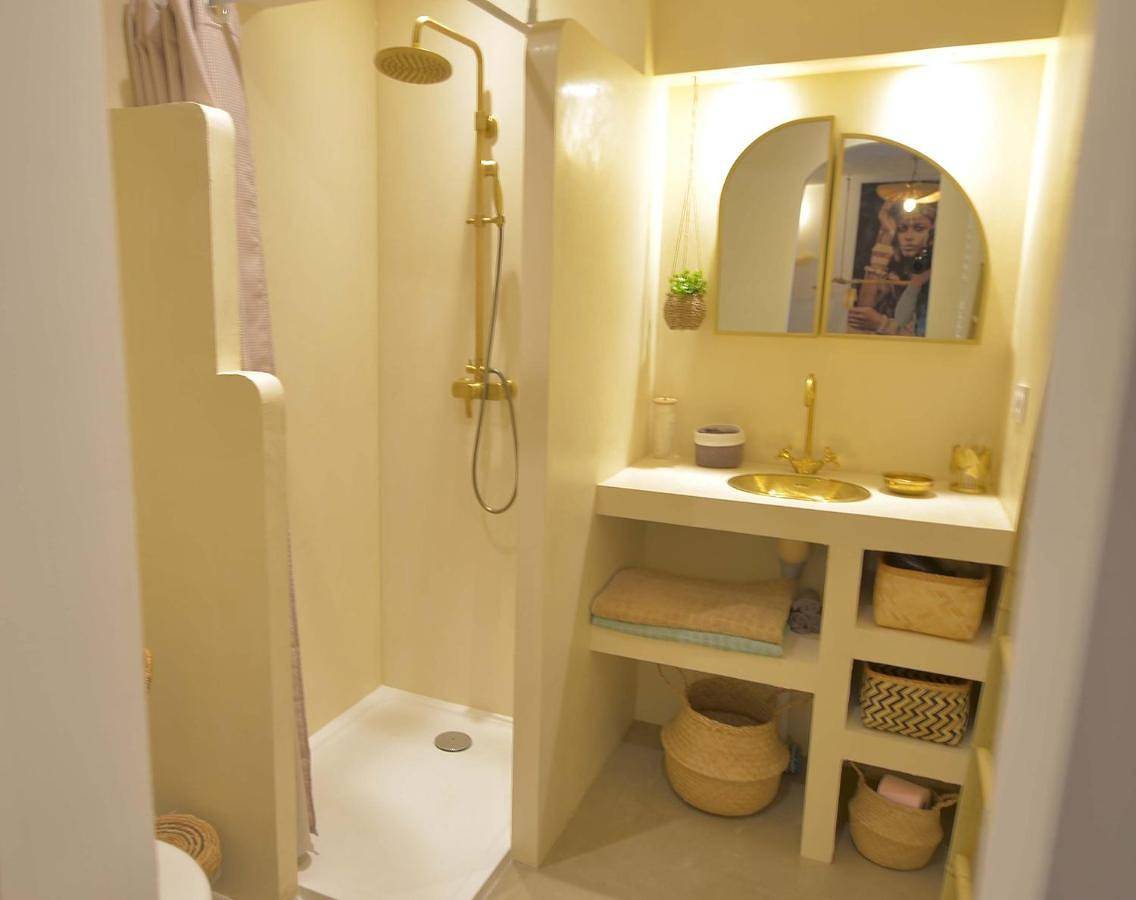 Double Room with Private External Bathroom in Aigues-Mortes, Côte d'Améthyste