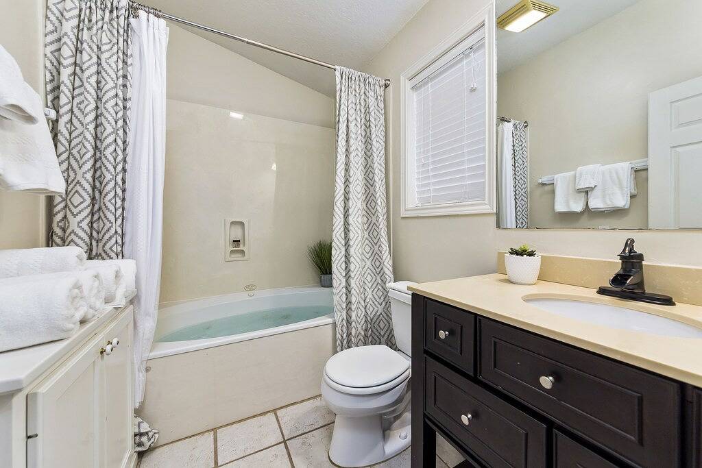 Absolut charmanter Cotswold Bungalow, Kingsize-Bett, In der Stadt, Zugang zum Whirlpool / Pool! in Gillespie County