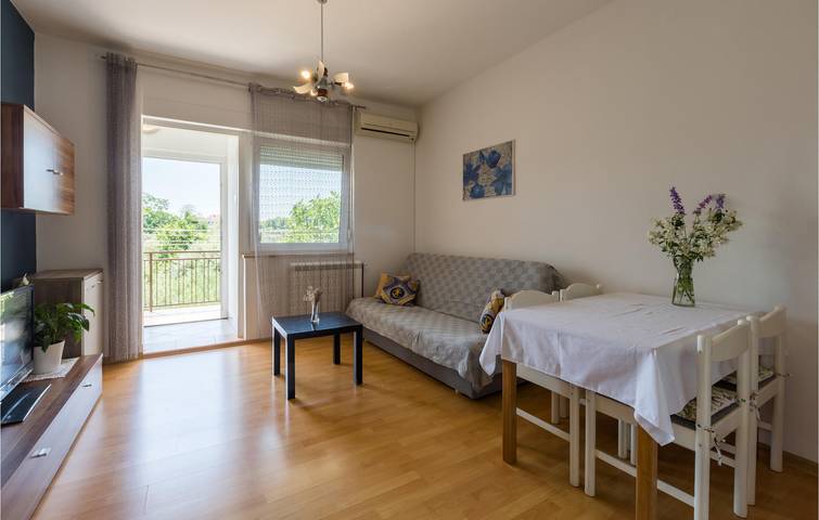 Appartement de vacances entier, Appartement confortable avec terrasse, Wi-Fi et parking, à 2 km de la plage in Umag, Région d'Umag