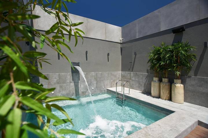 Hotel voor 2 personen, with terras and zwembad as well as sauna in Lissabon