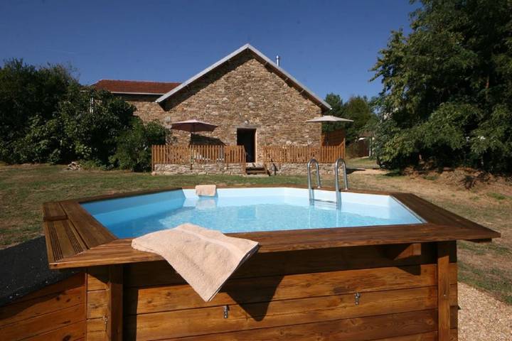 Gîte pour 7 personnes, avec terrasse ainsi que piscine et jardin