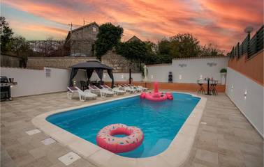 Ferienhaus für 8 Personen, mit Terrasse und Garten sowie Pool an der Makarska Riviera