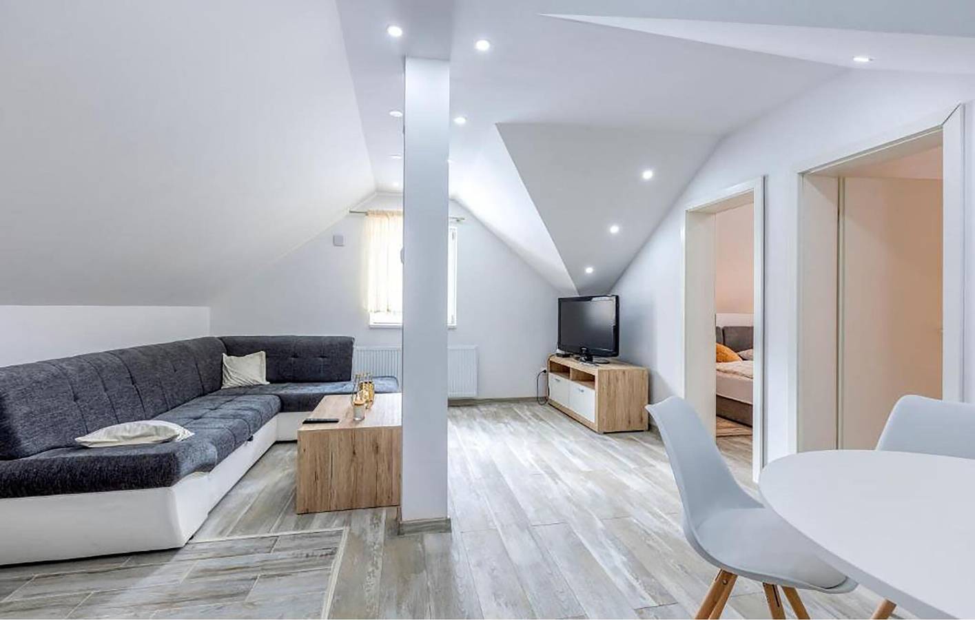 Charmant appartement van 210 m² met zwembad nabij de rivier Novčica in Gospić, Lika-Senj