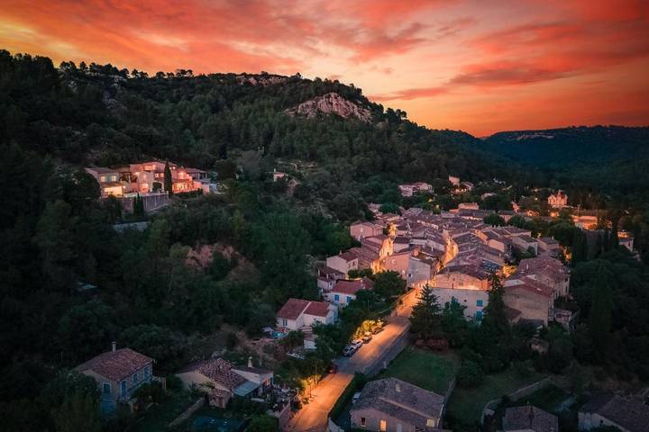 Location de vacances pour 12 personnes, avec jardin ainsi que vue et piscine, adapté aux familles à Vins-sur-Caramy - 2