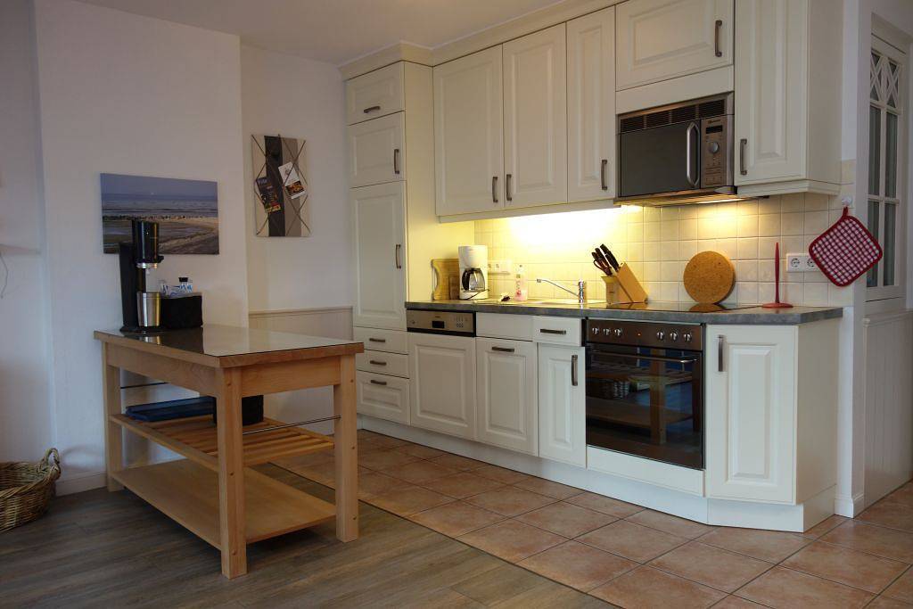 Ganze Wohnung, Gemütliches Apartment mit Parkplatz, TV, Geschirrspüler und Balkon - 2km zum Strand in Wyk auf Föhr (Stadt), Wyk auf Föhr