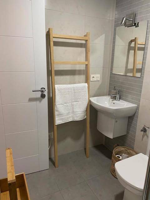 Appartement entier, Apartamento a un paso de la playa en Ares con piscina y parking in Ares, Costa de Galicia
