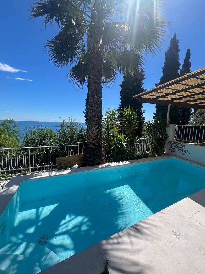 Villa pour 7 personnes, avec vue sur le lac ainsi que jardin et terrasse, animaux acceptés à Gardone Riviera