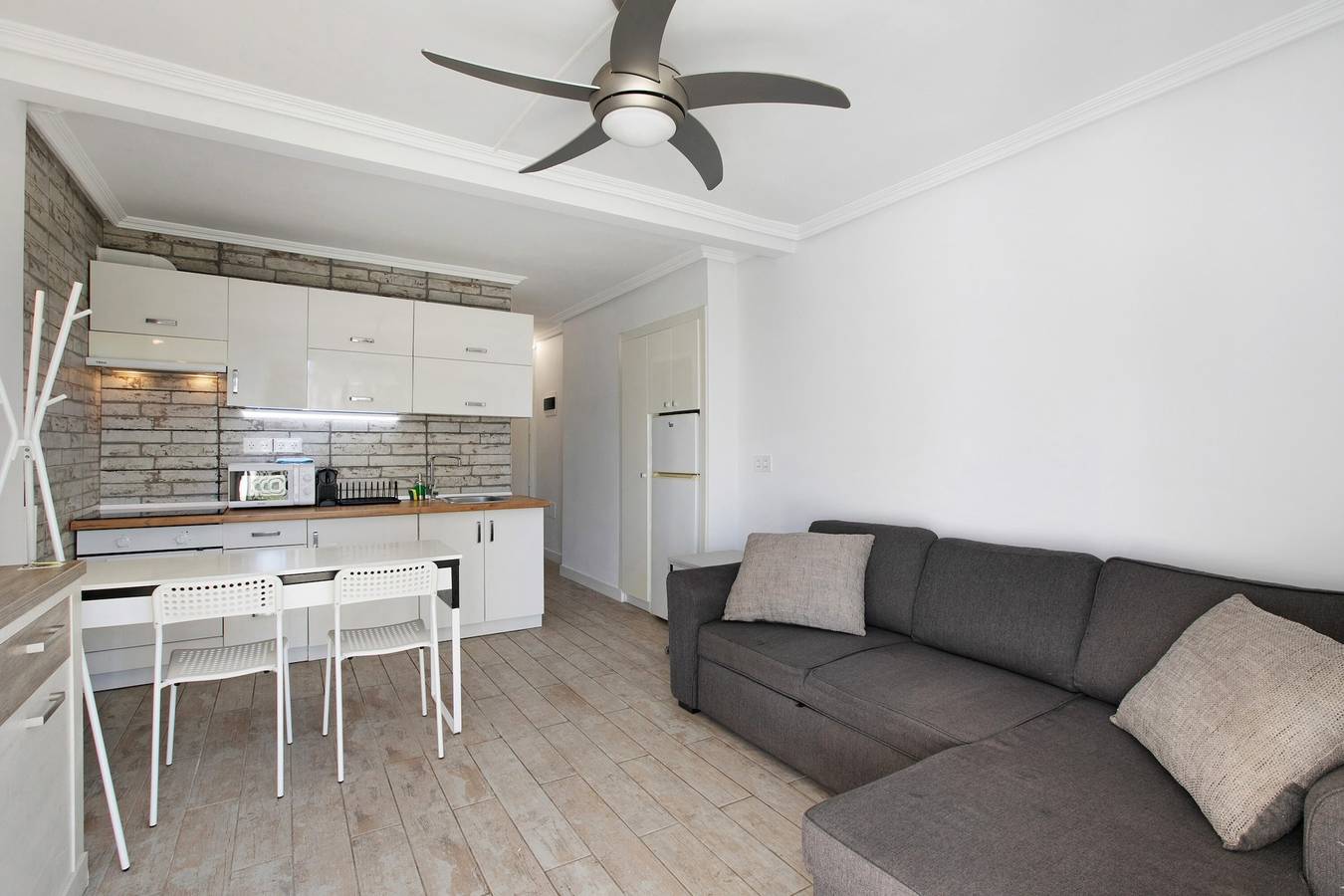 Apartamento entero, Apartamento de vacaciones 'En Playa De Las Americas' con piscina compartida, terraza privada y Wi-Fi in Playa de las Américas, Arona 