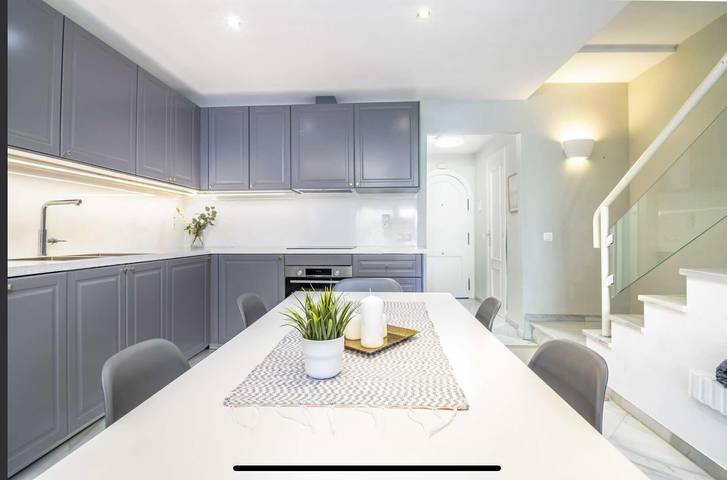 Ganze Wohnung, Ferienhaus 'Fantastic Townhouse Aloha Na' mit Bergblick, WLAN und Klimaanlage in Marbella West, Marbella