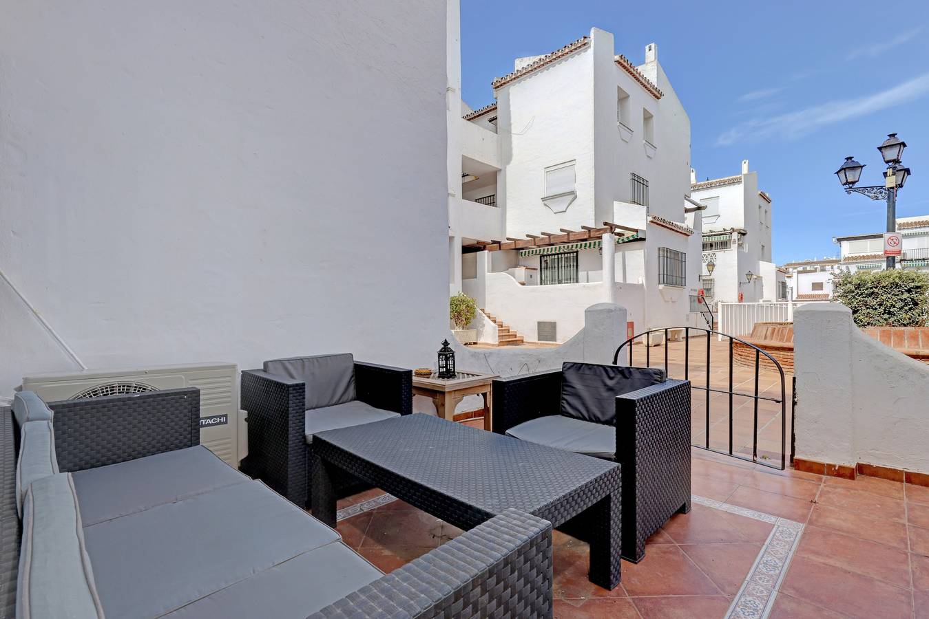 Apartamento entero, Apartamento 'Los Flamencos Manilva' con vistas al mar, Wi-Fi y aire acondicionado in Puerto de la Duquesa, Manilva