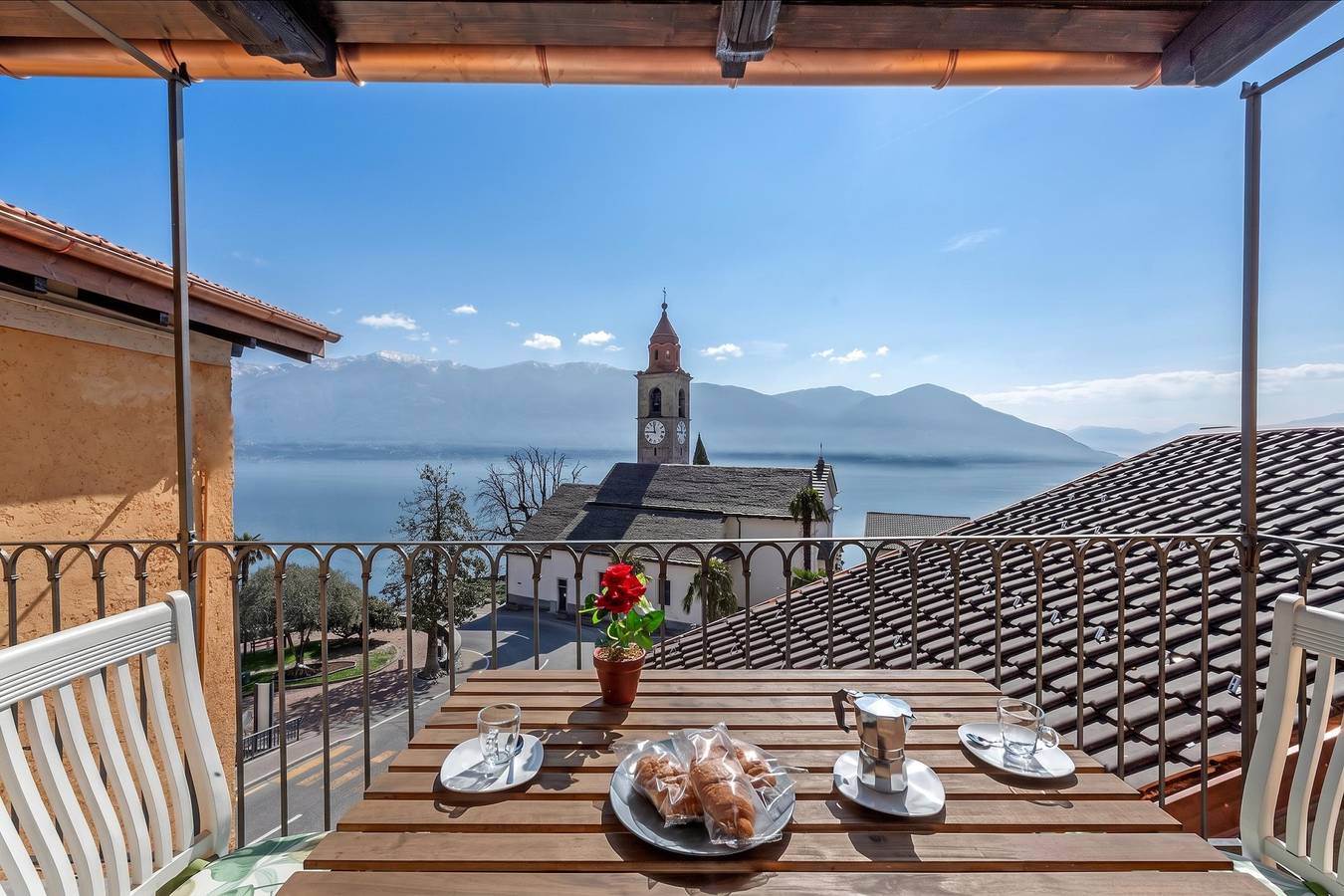 Appartement entier, Red View Apartment with Balcony Terrace in Ronco sopra Ascona, Alpes tessinoises