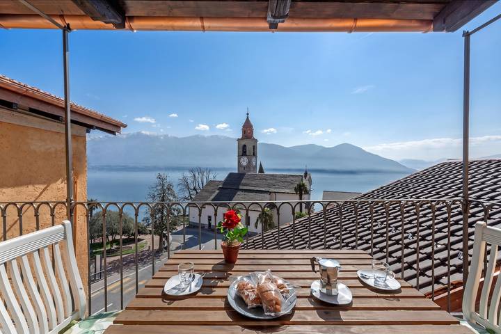 Ferienwohnung für 4 Personen, mit Balkon und Terrasse sowie Kinderpool und Seeblick in Ronco sopra Ascona