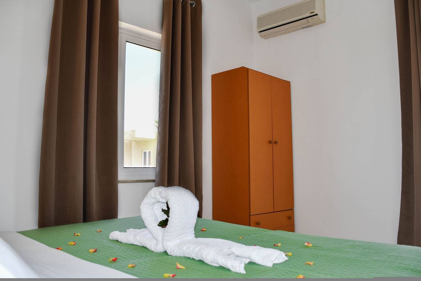 Entire apartment, Litinas Apt with pool & balcony with mountain view in Agia Marina, Chania region