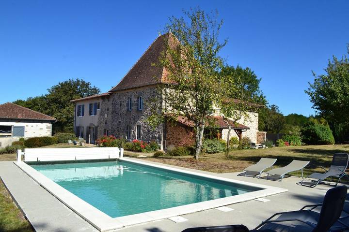Gîte pour 10 personnes, avec piscine ainsi que terrasse et jardin à Esse