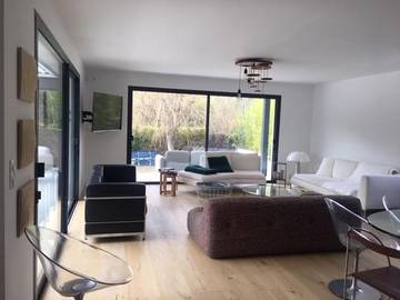 Location de vacances pour 12 personnes, avec terrasse et piscine ainsi que jardin et vue à Saint-Clément-de-Rivière