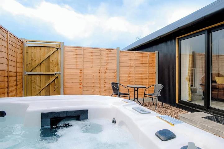 Cottage for 2 people, with hot tub and garden in Somerset