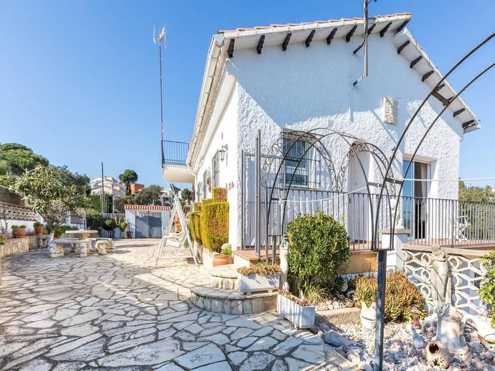 Cheap villa for 7 people, with Terrace and Garden as well as Pool and View in Lloret de Mar