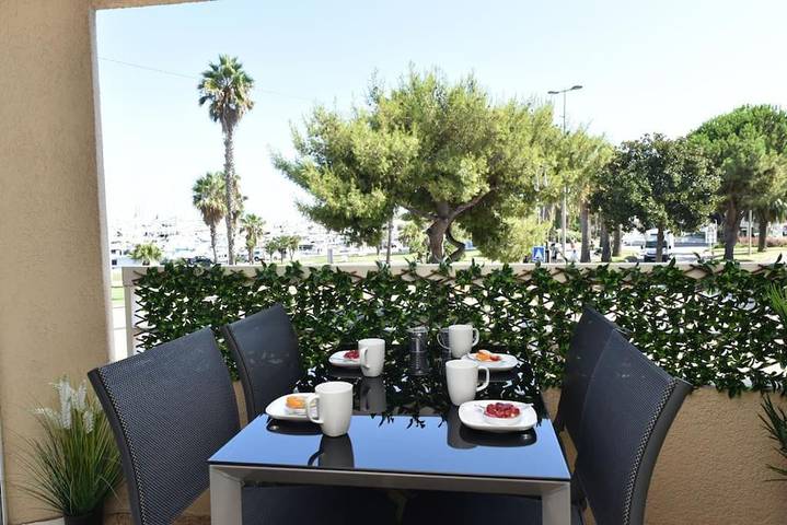 Gîte pour 4 personnes, avec Balcon ainsi que Terrasse et Vue dans Gare D Antibes