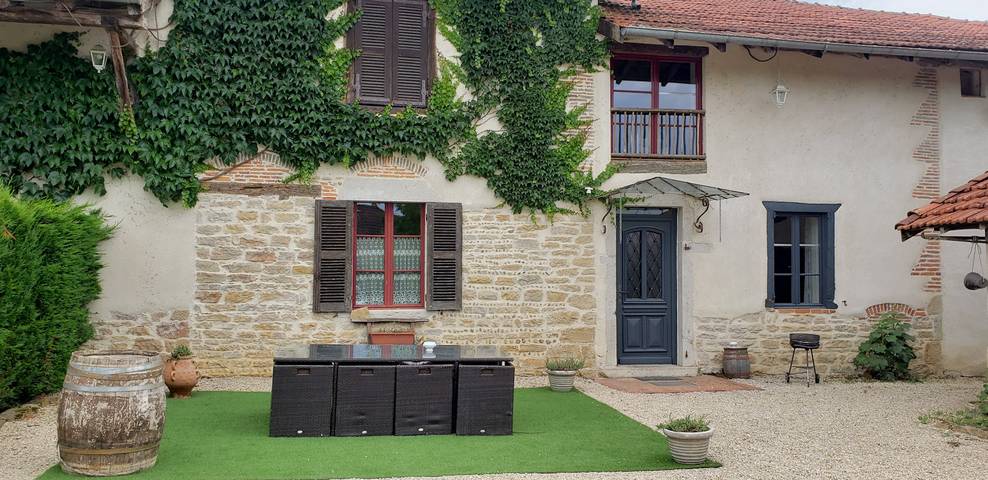 Gîte pour 9 personnes, avec terrasse et jardin