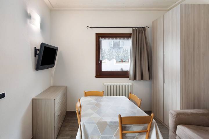 Hel lägenhet, Holiday Apartment "Arcobaleno Viola" with Mountain View, Wi-Fi & Garden in Livigno (Town), Livigno