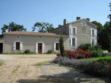 Cottage pour 2 personnes, avec jardin ainsi que vue et piscine, animaux acceptés à Montlieu-la-Garde