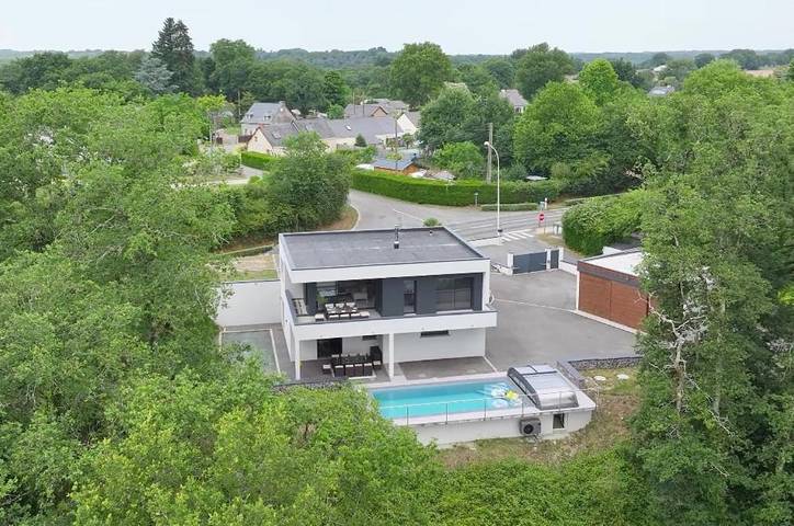 Location de vacances pour 8 personnes, avec jardin ainsi que piscine et vue à Plessé