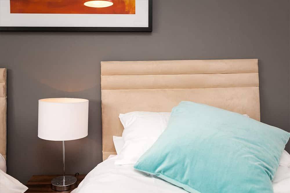 Comfortable contractor/family house Gatwick: sleeps 6+ in Crawley, West Sussex
