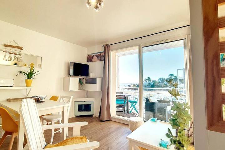 Gîte pour 2 personnes, avec vue ainsi que piscine et terrasse, animaux acceptés dans Office De Tourisme De Plougonvelin - 3