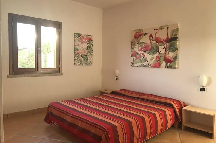 Appartamento intero, Apartment with yard and shared pool, 500m from wonderful white sandy beach in Budoni, Olbia-Tempio