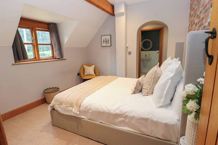 Windyridge, pet friendly, character holiday cottage in Marple Bridge in Stockport, Grand Manchester