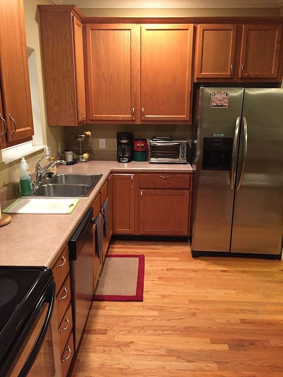 Comfy, open floorplan within walking distance of Maplewood in St. Louis, Missouri