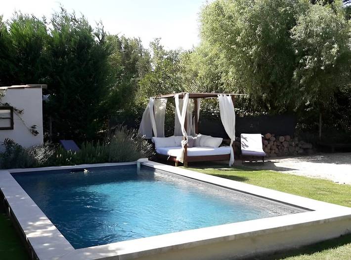 Gîte pour 4 personnes, avec terrasse et jardin ainsi que piscine et jacuzzi