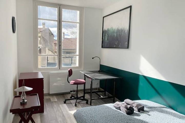 Entire apartment, 021 Stylish & Cozy Large Apartment 84 m² In The Heart Of The City Center With WIFI, Smart TV, And Netflix in Saint-Étienne, Loire