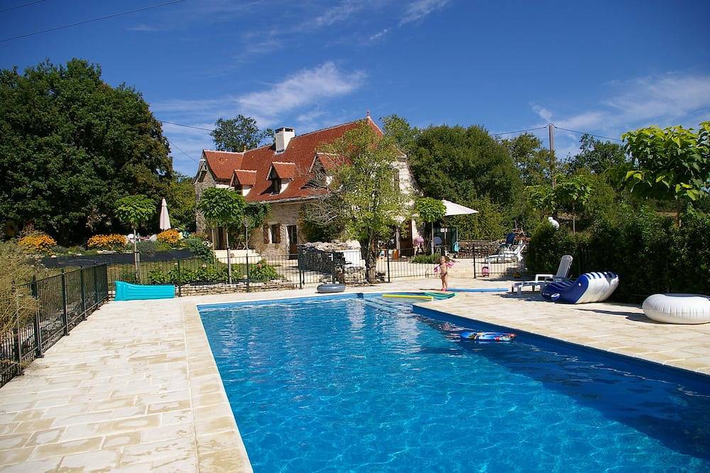 Charming air-conditioned house with heated fenced swimming pool and large garden in Espédaillac, Centraal Massief