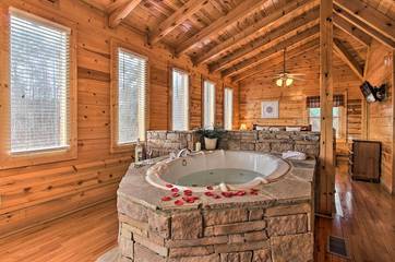 Log Cabin for 4 Guests in Pigeon Forge, Sevier County, Picture 2