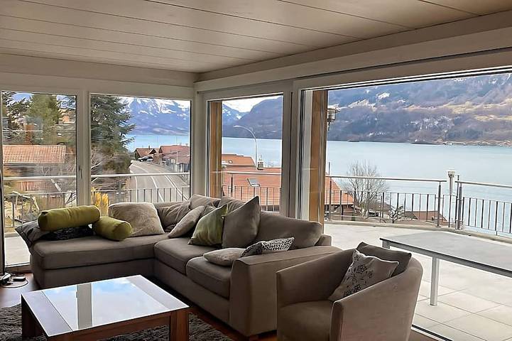 Vacation rental for 8 people, with hot tub and balcony in Swiss Alps