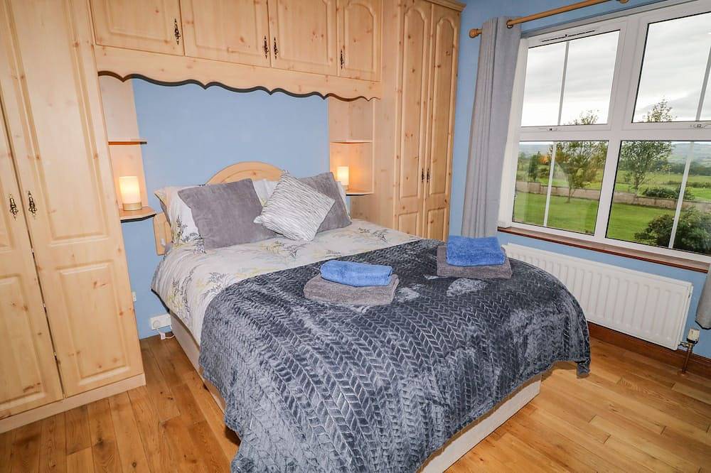 Braeside Farm House, pet friendly, with hot tub in Cloughmills in County Antrim